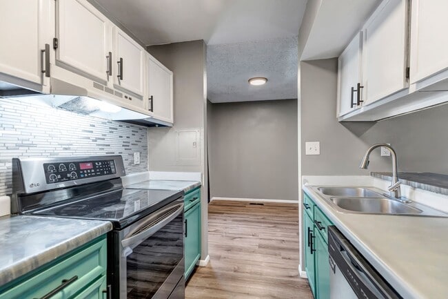 Building Photo - Skyway Condo, 2 Bed, 1.5 Bath, Secure Building