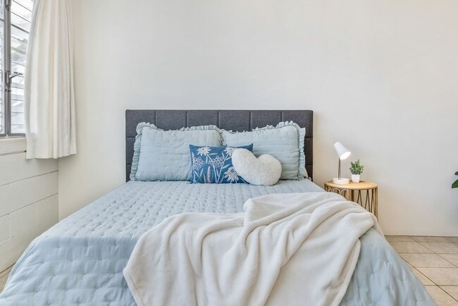 Building Photo - Conveniently Located Studio - Available April 1st