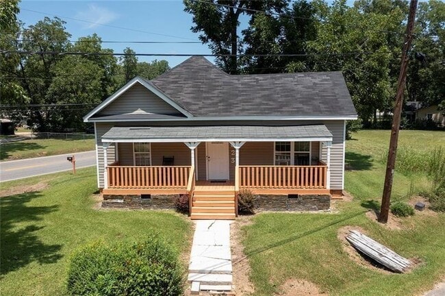 Building Photo - 823 Cooper Dr NE