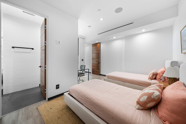 Building Photo - 838 California Ave