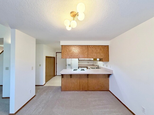 Building Photo - 719 SW Backcourt Pl