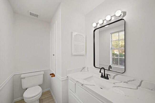 Building Photo - "Charming 3-Bed Townhouse Oasis with 2.5 Baths in Houston – 1512 Sq Ft of Comfort & Style!"