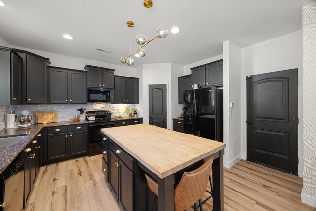 Building Photo - Discover this stunning 3-bedroom, 2.5-bath...