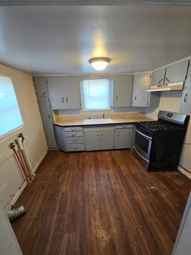 Building Photo - 1202 E Oak St