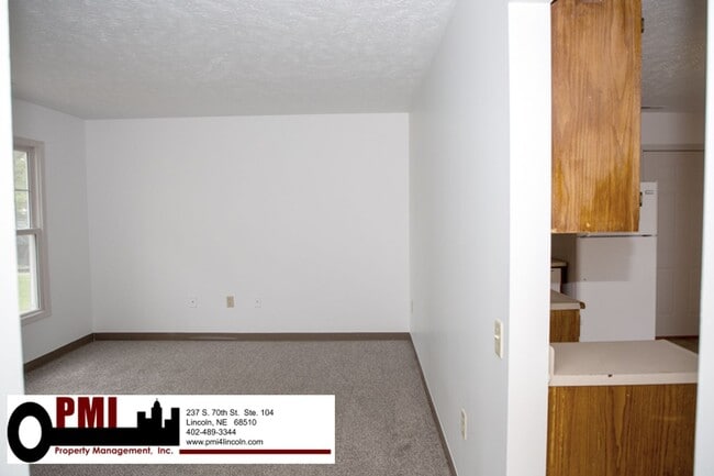 Building Photo - 2 Bedroom and 1 Bathroom Duplex Available ...