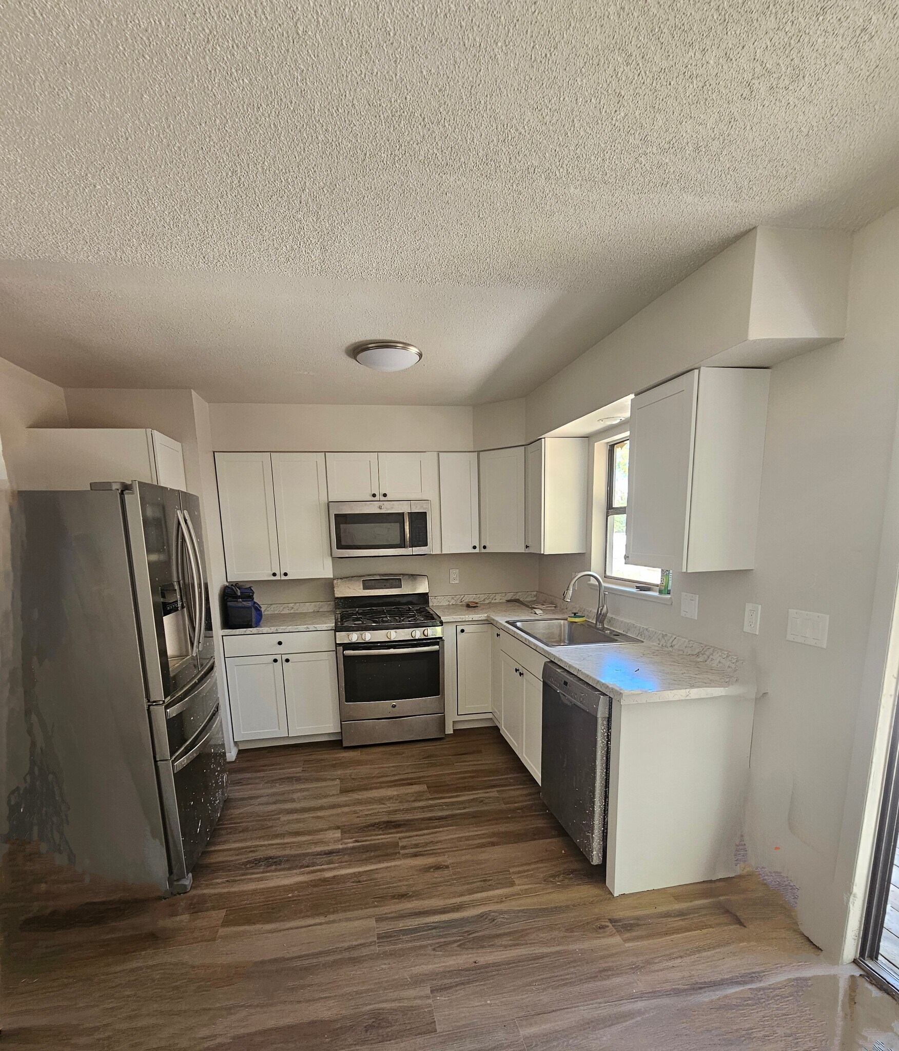 kitchen, stainless appliances - 618 Hudson Bay Dr