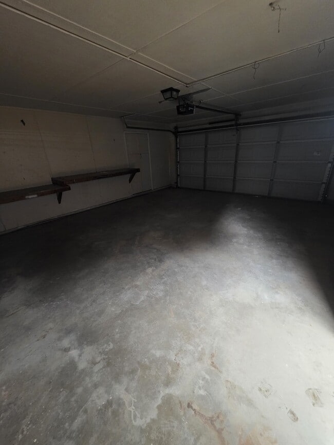Building Photo - 3 bed 2 bath townhome, 2 car garage