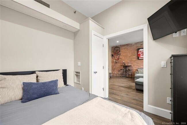 Building Photo - 83 Washington St