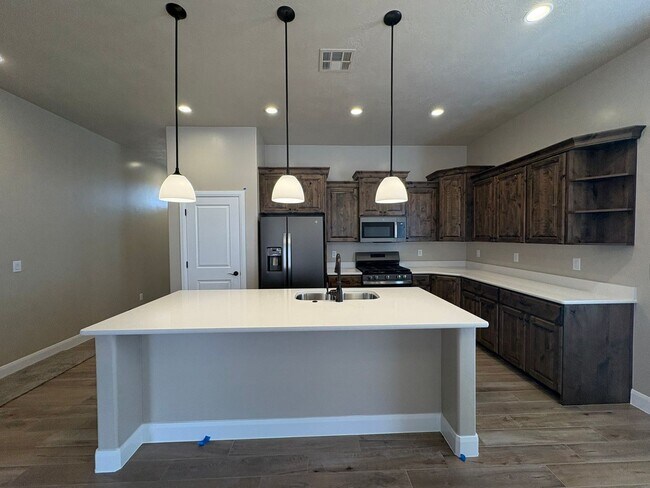 Building Photo - Townhome in Hurricane