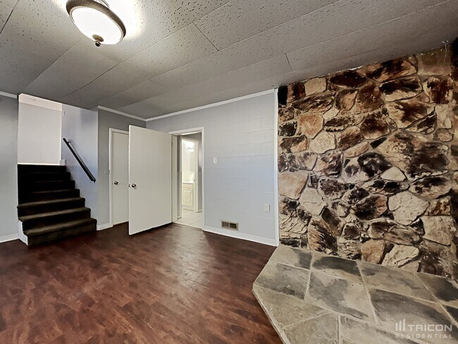 Building Photo - 673 James Ln