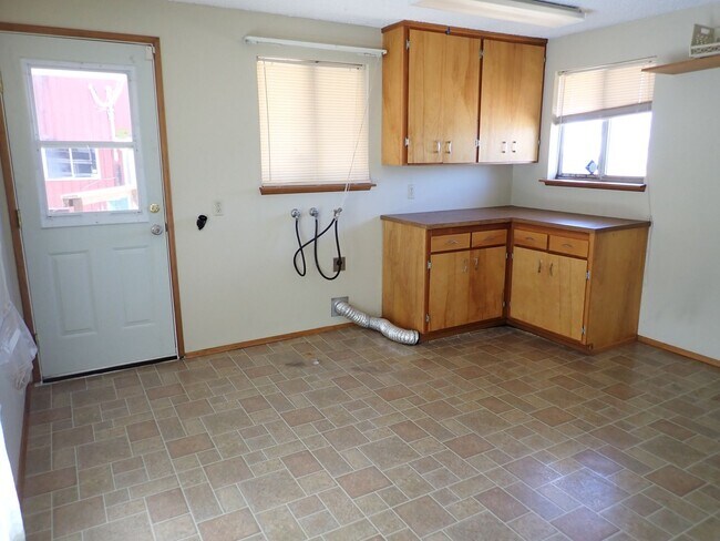 Building Photo - Charming 3 Bedroom Downtown Puyallup Home