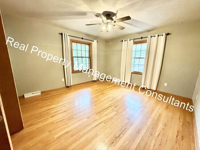 Building Photo - 4 bed | 2.5 bath Home In Shawnee Mission S...