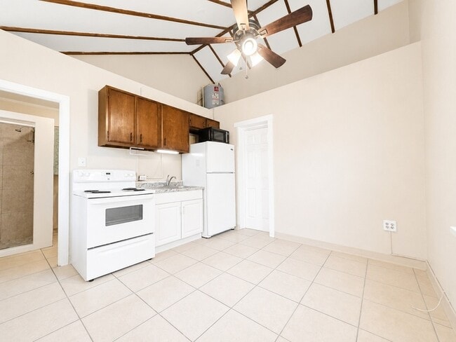 Building Photo - Convenient Downtown Living in a Bright and Comfortable 1-Bedroom Studi