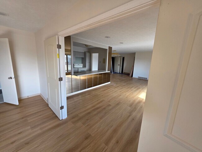 Building Photo - 612 Acacia Cir