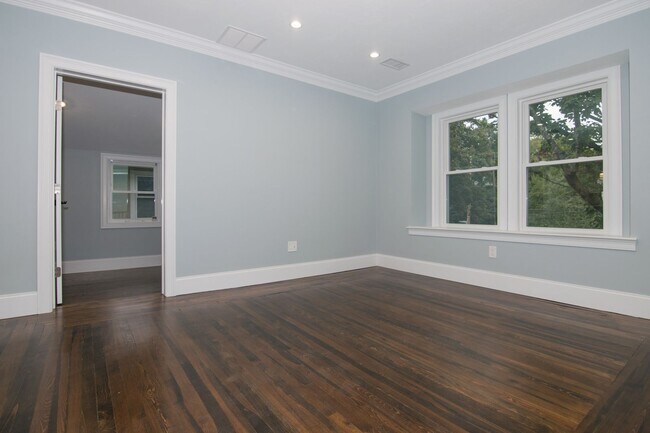 Building Photo - No Brokers Fee. InUnit Washer/Dryer, centr...