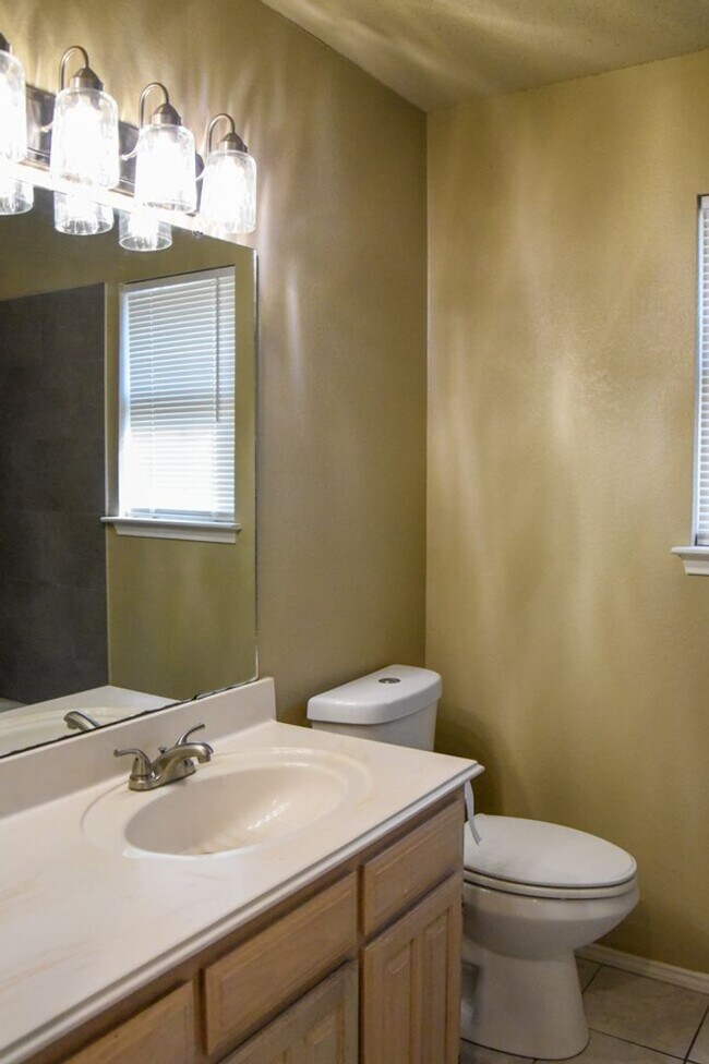 Building Photo - Great 3 Bedroom 2 Bath Roanoke
