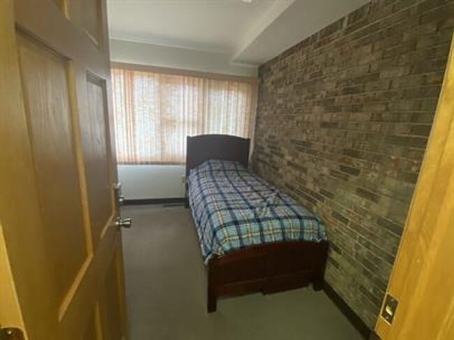Building Photo - 7 Bed 2.5 Bath House for Rent