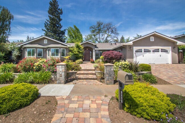 Building Photo - 446 Guadalupe Dr