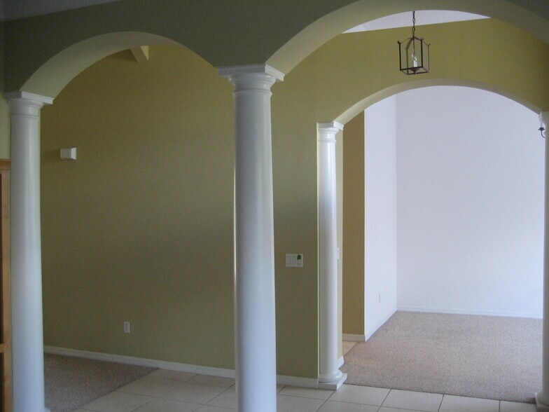 Entry - 3924 Hollow Crossing Dr