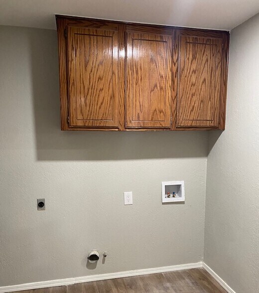 Building Photo - 10047 S Fairview Dr