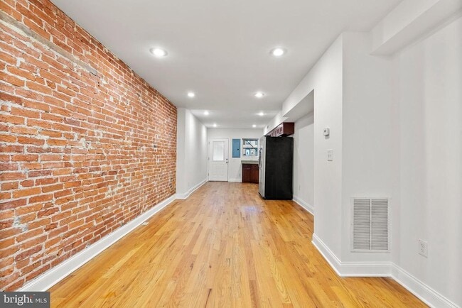 Building Photo - 1817 Light St