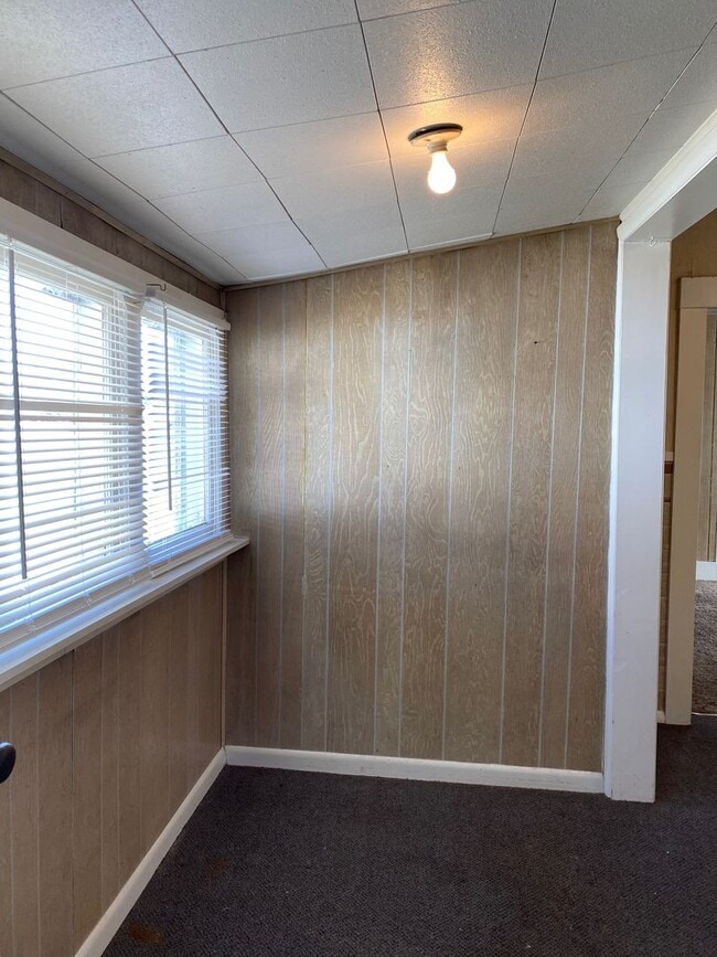 Building Photo - Single Family Home Bungalow-two bedroom/one bath-laundry