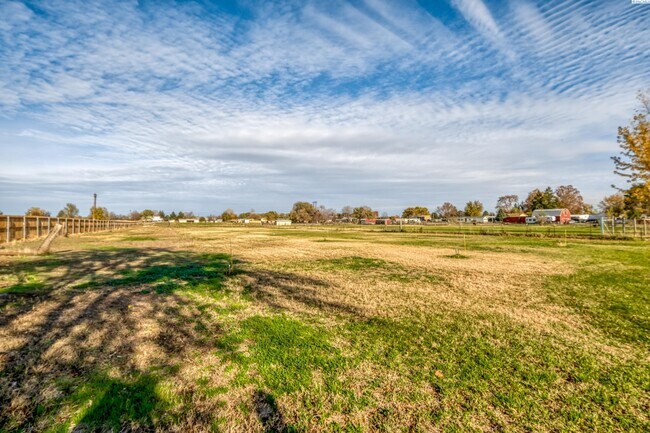 Building Photo - Large Shop w/Oversized Roll Up Doors and P...