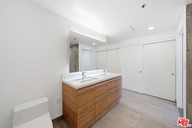 Building Photo - 3785 Wilshire Blvd