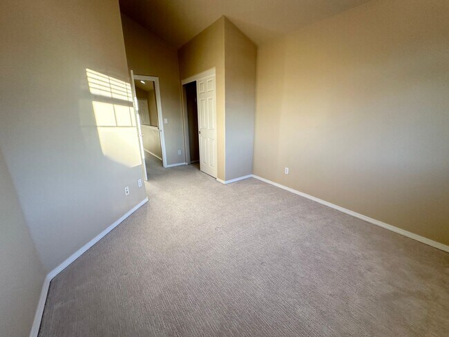 Building Photo - Beautiful 3 Bedroom Townhouse in West Linn!