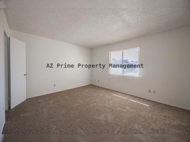 Building Photo - 8821 W Sahuaro Dr