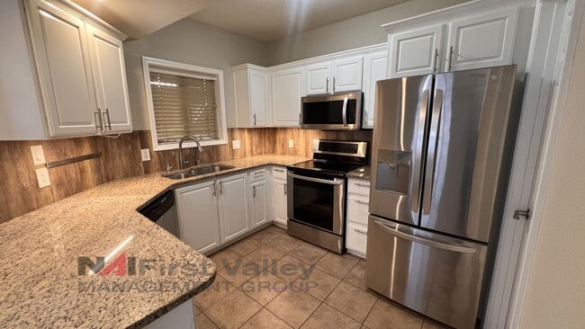 Building Photo - 2 Bedrooms, 2 Baths