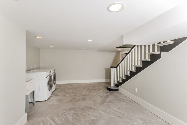 Building Photo - Updated Ravenna 4 Bed / 2 Bath Home