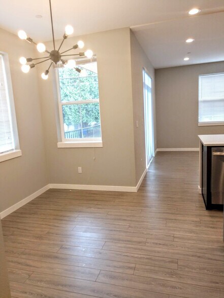 Building Photo - 1906 SE Tacoma St