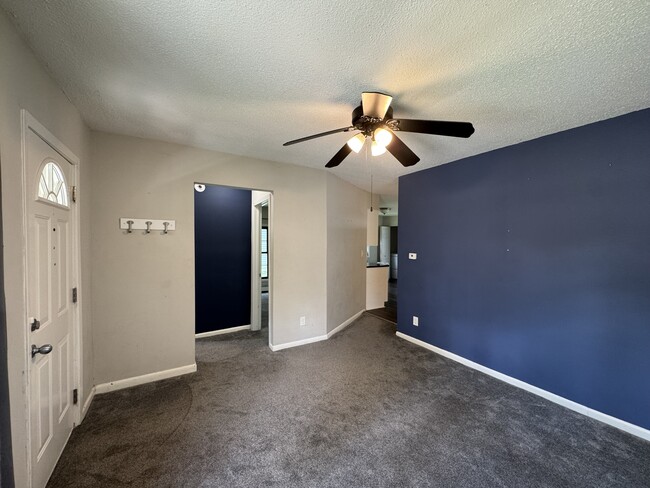 Building Photo - 935 Tuscarora Ave W