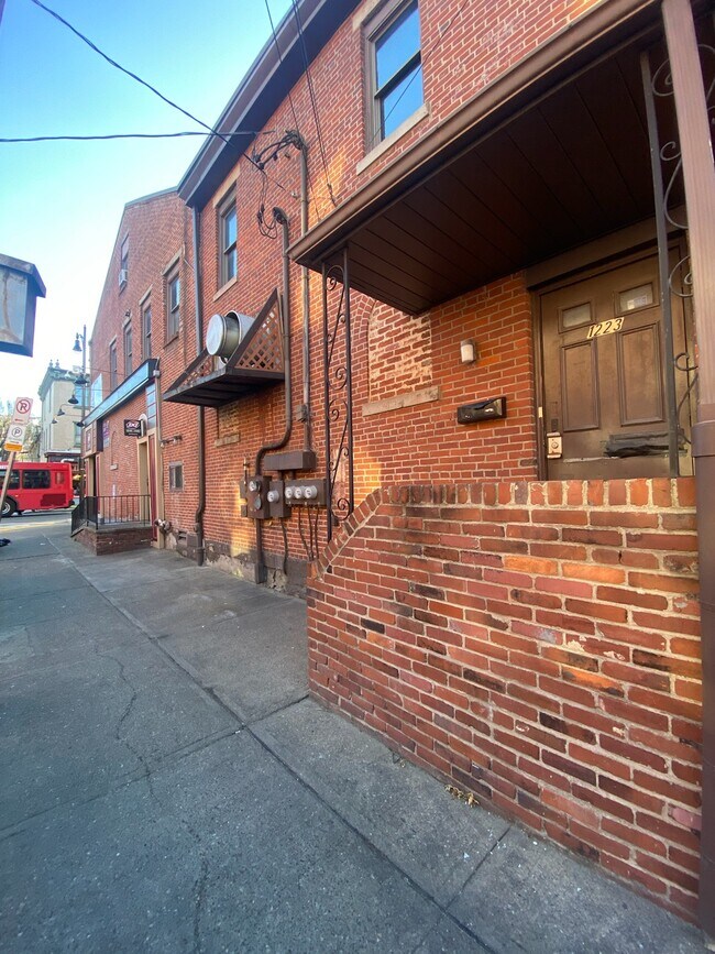 Primary Photo - 1223 E Carson St