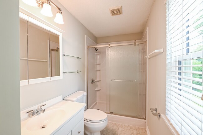 Building Photo - 737 E Maple Ln