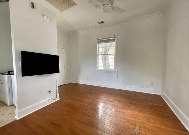 Building Photo - Available 8/1. Gorgeous 2 BR/1 BA Unit in the Historic East Side!