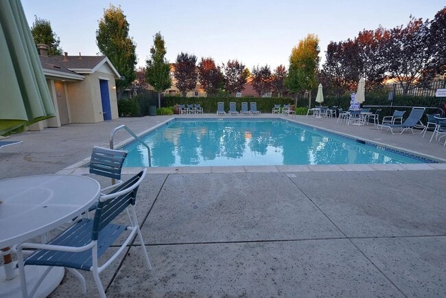 Building Photo - 3BR/2.5BA Oak Commons Home w/ Backyard & C...