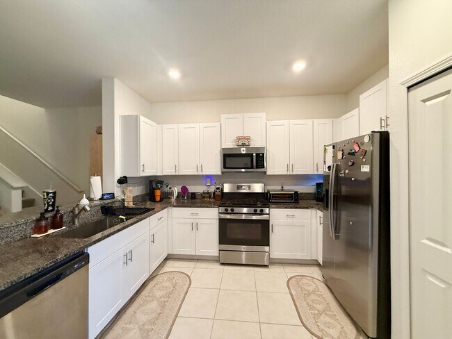 Building Photo - Bryant Square 2/2.5 1 car garage