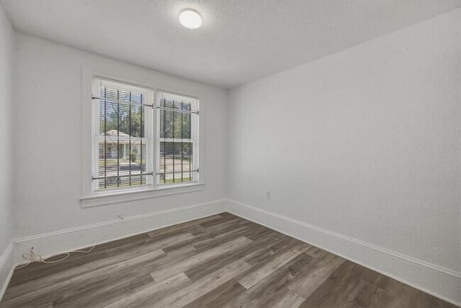 Building Photo - 1216 W 24th St