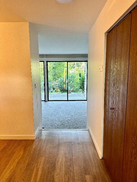 Building Photo - 22703 Lakeview Dr