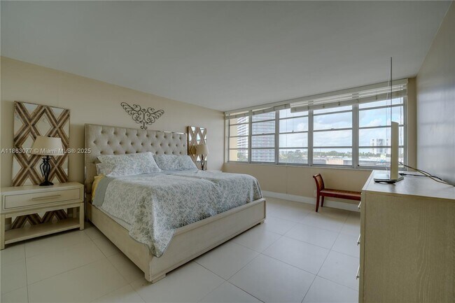 Building Photo - 1817 S Ocean Dr