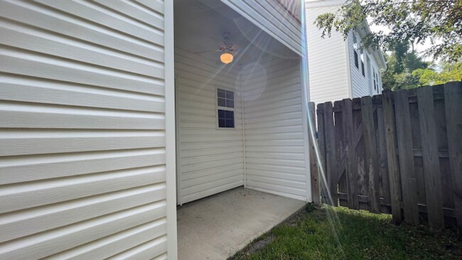 Building Photo - 2 Bedroom, 2.5 Bathrooms Townhome in the H...