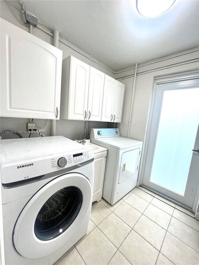 Building Photo - 1900 Tigertail Ave