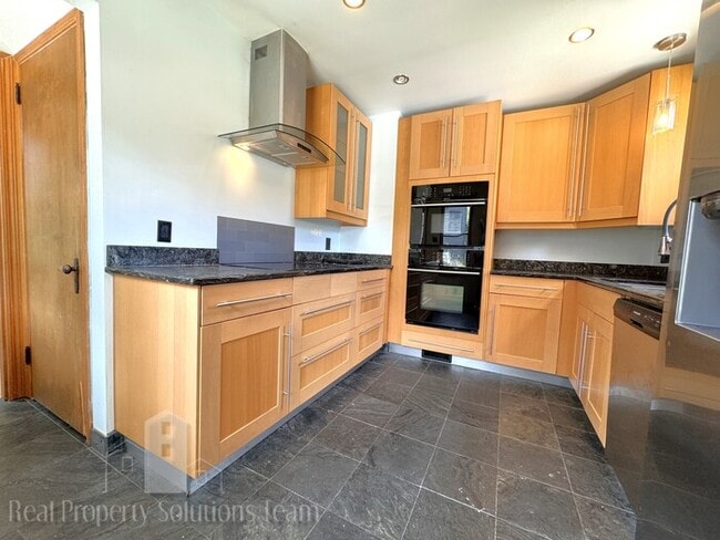 Building Photo - Beautiful home in Clintonville