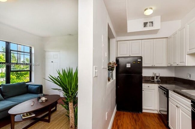 Building Photo - 934 Michigan Ave