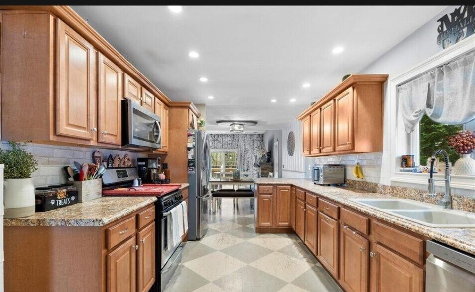 Building Photo - 949 Hudson Ave