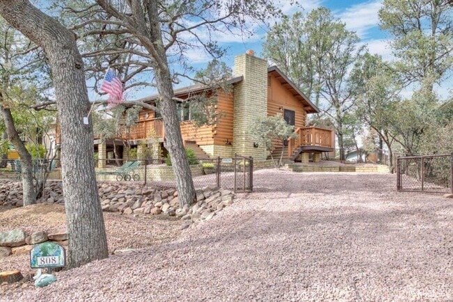 Building Photo - Adorable 2 bed / 1 bath Log Cabin