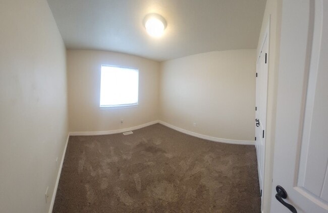 Building Photo - 3 bed, 1.5 bath End Unit in The Meadows To...
