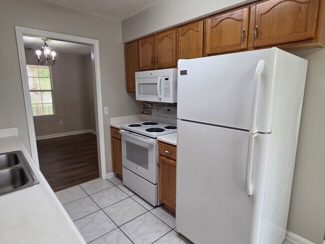 Building Photo - Woodbury Subdivision. 3 bedrooms. 2 baths. Converted garage to bonus room. Family with vaulted ce...